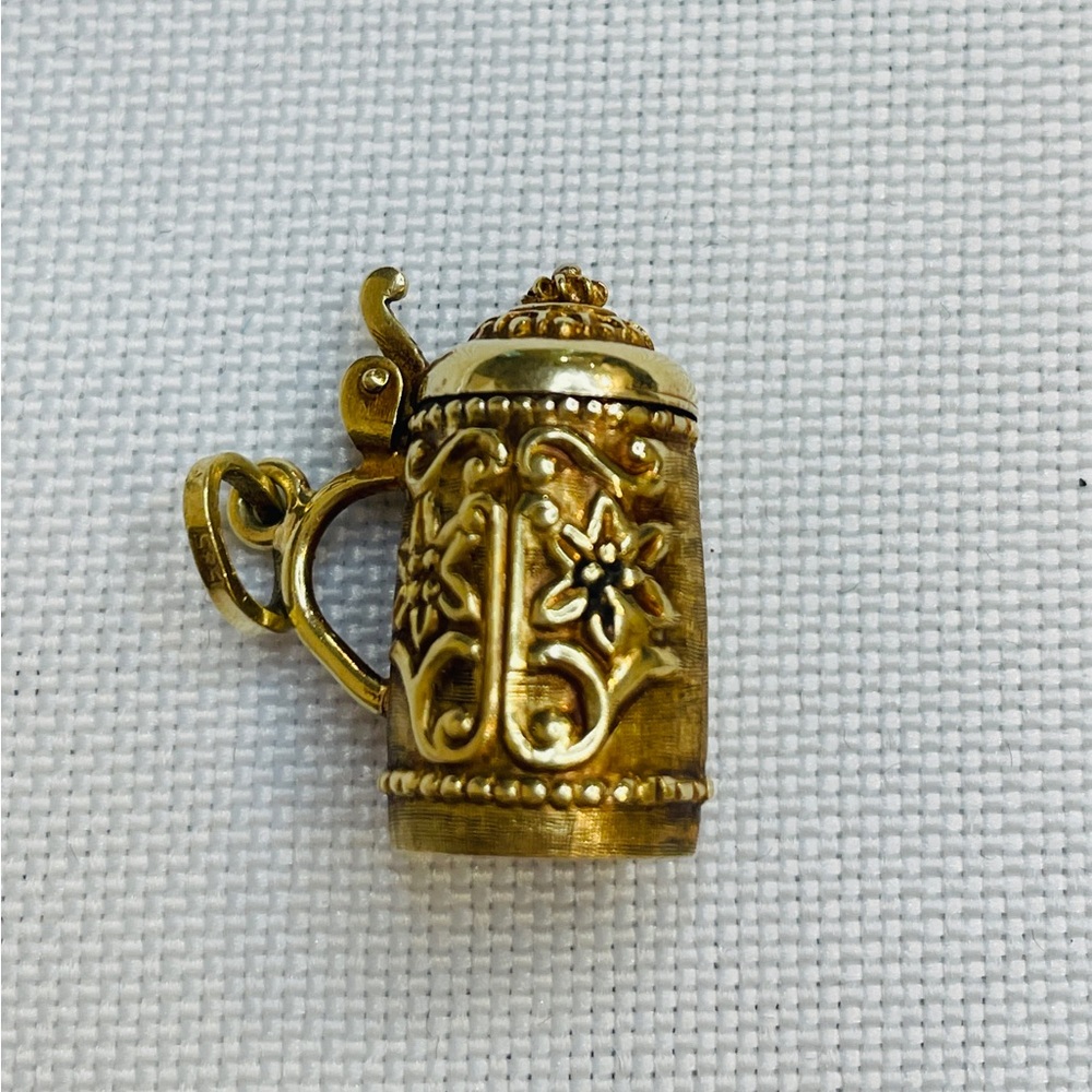 VINTAGE 14K YELLOW GOLD BEER STEIN CHARM PENDANT